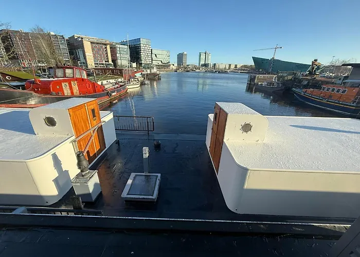 Houseboat-Amsterdam-Classic