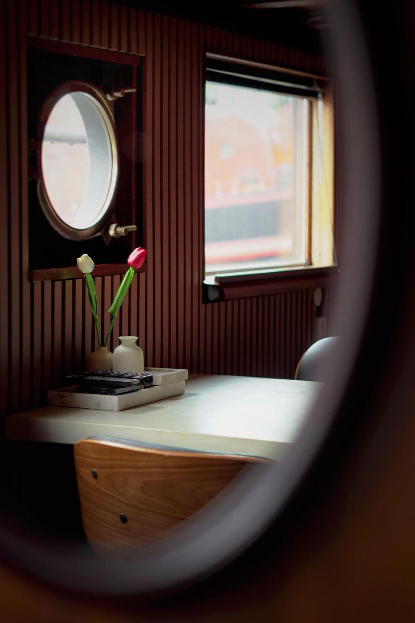 Houseboat-amsterdam-classic *