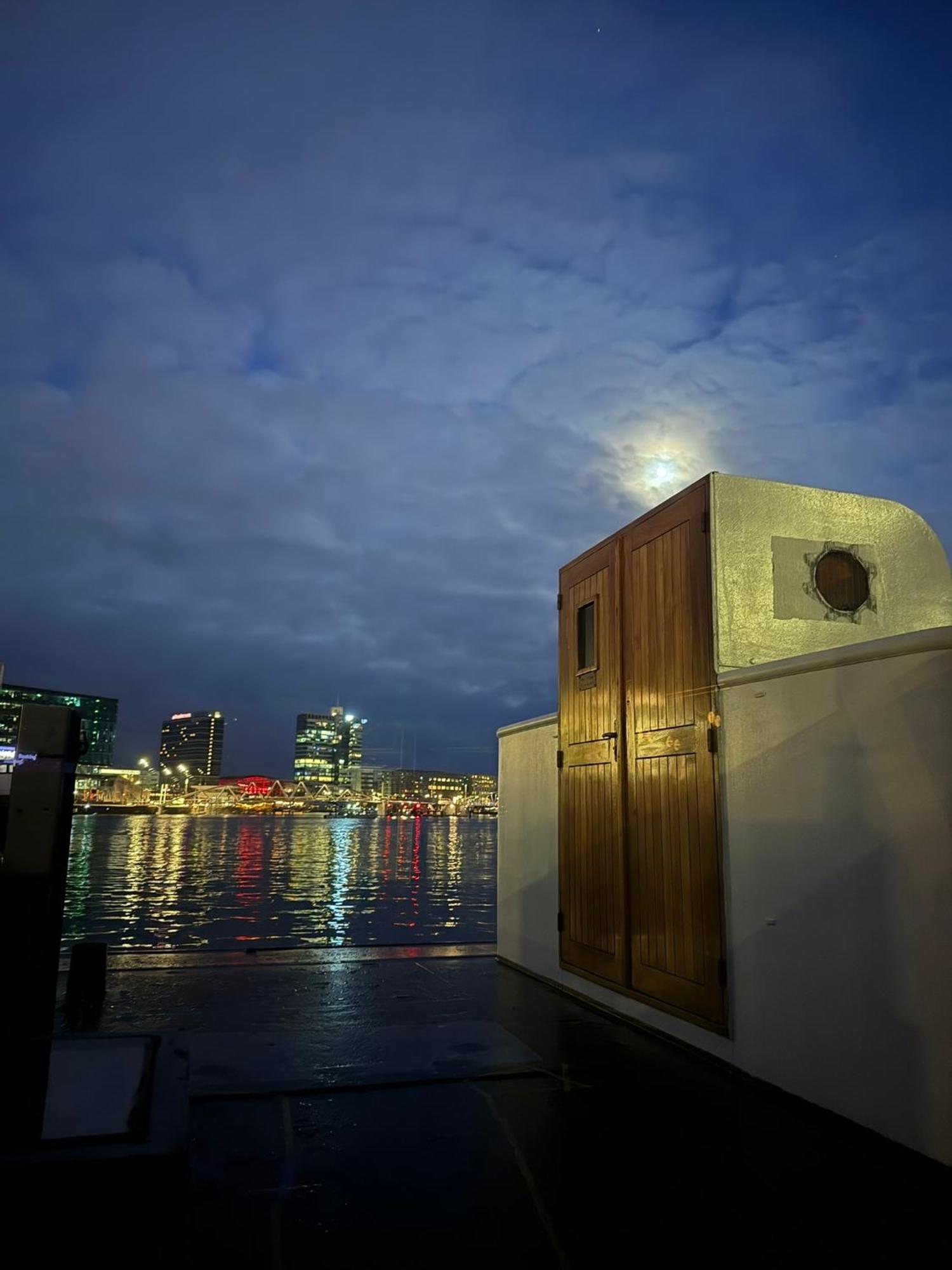 Houseboat-amsterdam-classic