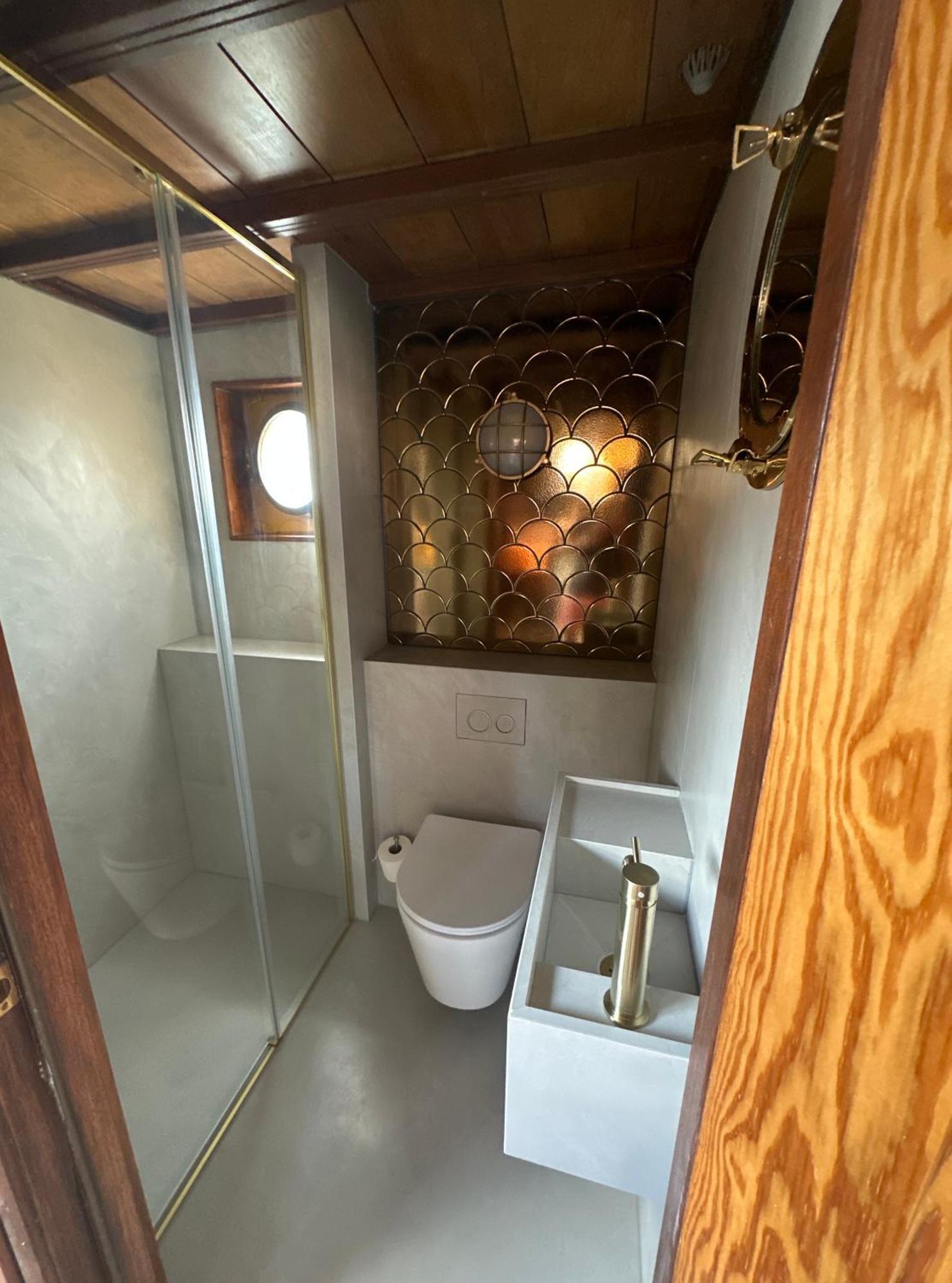 Houseboat-amsterdam-classic *